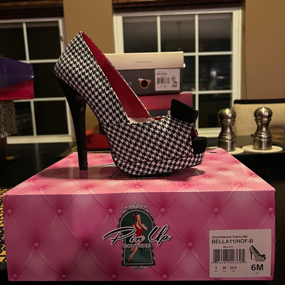 Pin Up Couture 5 1/4" Heel, 1 1/2" PF Peep Toe Pump W/ Bow Accent
